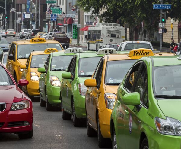 В Лос-Анджелесе (США) такси желтого и зеленого цветов - Sputnik Кыргызстан