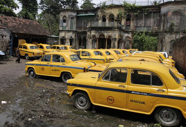В Калькутте (Индия) официальные такси имеют желтый цвет - Sputnik Кыргызстан