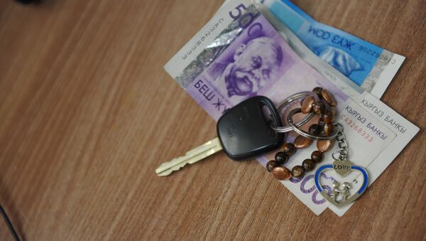 Автомобильный ключ с деньгами на столе. Архивное фото - Sputnik Кыргызстан