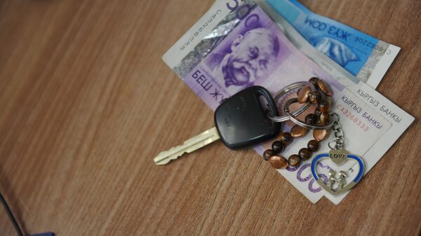 Автомобильный ключ с деньгами на столе. Архивное фото - Sputnik Кыргызстан