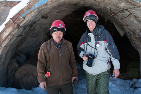 Болгарский фотограф Юрий Боянин с шахтером близ Каракола. - Sputnik Кыргызстан