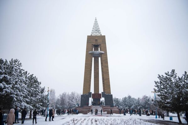 Снежная битва в парке имени Даира Асанова - Sputnik Кыргызстан