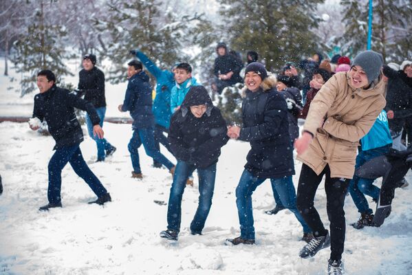Снежная битва в парке имени Даира Асанова - Sputnik Кыргызстан