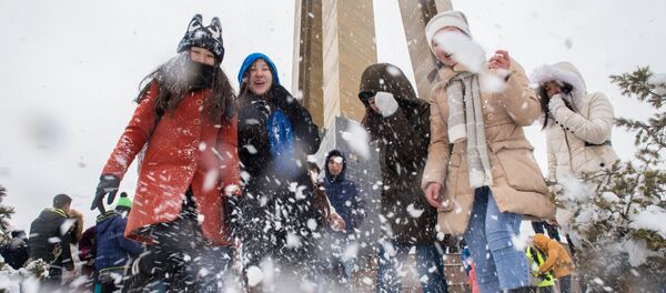 Снежная битва в парке имени Даира Асанова - Sputnik Кыргызстан