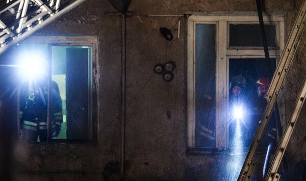 Сотрудники пожарно-спасательных подразделений МЧС на месте пожара в швейном цеху. Архивное фото - Sputnik Кыргызстан