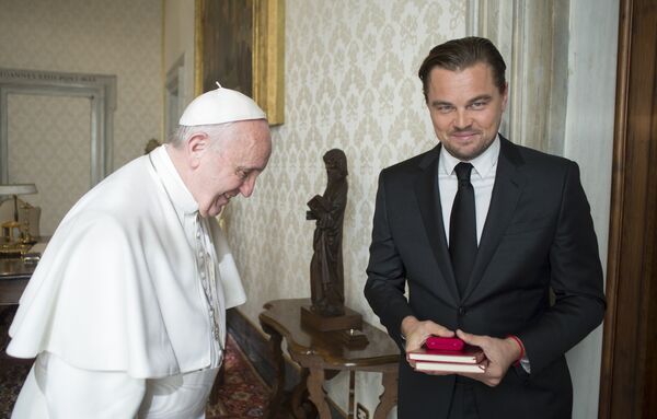 Встреча голливудского актера Леонардо Ди Каприо с папой римским Франциском - Sputnik Кыргызстан