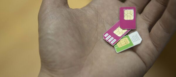 SIM-карты сотовых операторов в руке человека. Архивное фото - Sputnik Кыргызстан