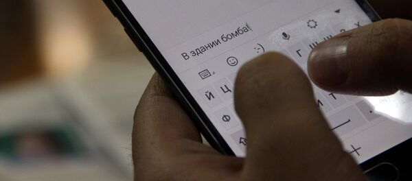 Мужчина пишет смс на телефоне. Архивное фото - Sputnik Кыргызстан