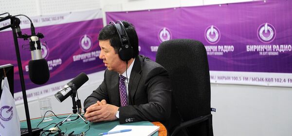 Премьер-министр Темир Сариев Биринчи радионун түз эфири учурунда. - Sputnik Кыргызстан