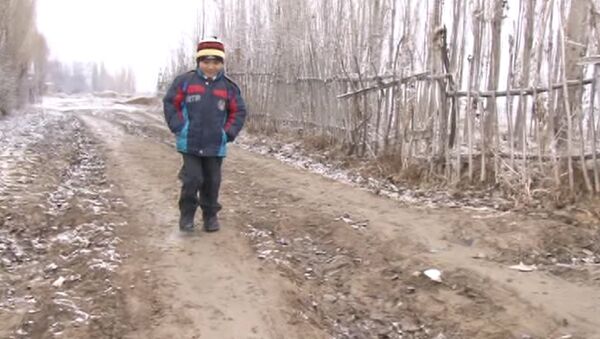Долгая дорога в школу — как дети ходят на учебу в Баткене - Sputnik Кыргызстан