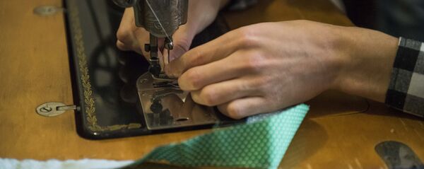 Шитье на швейной машинке. Архивное фото - Sputnik Кыргызстан