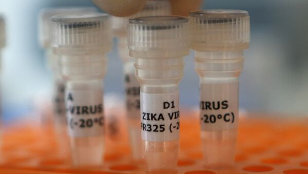 Сотрудник лаборатории проводит анализ на наличие вируса зика. Архивное фото - Sputnik Кыргызстан