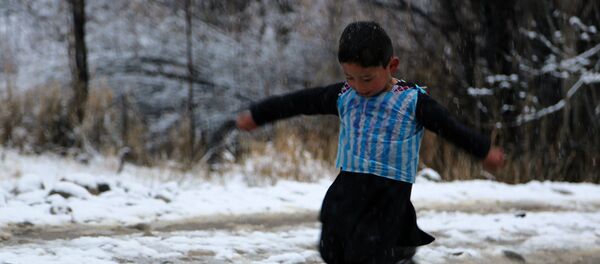 Желим баштык менен Мессинин футболкасын жасап алып таанымал болгон Муртаза. Архив - Sputnik Кыргызстан