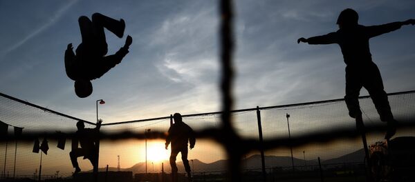 Подростки прыгающие на батуте. Архивное фото - Sputnik Кыргызстан