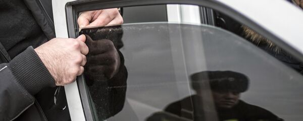 Терезелерди караңгылатууну алуу. Архив - Sputnik Кыргызстан