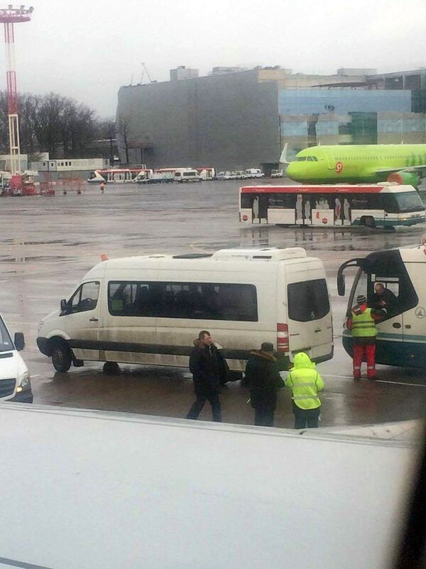 Самолет компании S7 – рейс Москва-Тбилиси предположительно у которого загорелся двигатель в аэропорту Домодедово. - Sputnik Кыргызстан