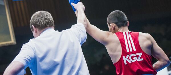 Рефери и боксер на международном турнире по боксу, посвященный памяти Героя Советского Союза Дуйшенкула Шопокова. - Sputnik Кыргызстан