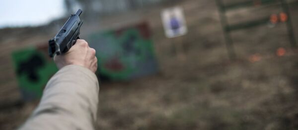Мужчина стреляет из пистолета. Архивное фото - Sputnik Кыргызстан
