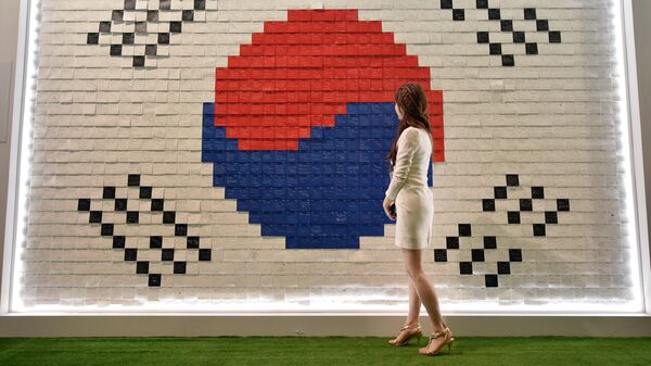 Девушка стоит рядом с флагом Южной Кореи. Архивное фото - Sputnik Кыргызстан