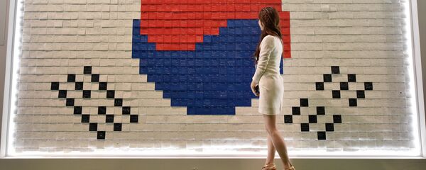 Түштүк кореянын желегинин жанында турган кыз. Архив - Sputnik Кыргызстан