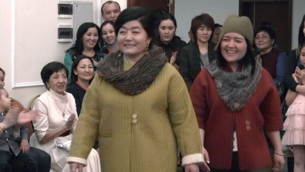 Женщины, победившие рак ходили по подиуму в национальных костюмах - Sputnik Кыргызстан