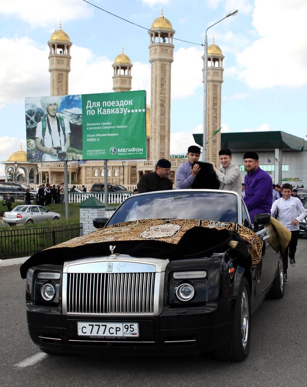 Чеченский лидер Рамзан Кадыров едет в Rolls-Royce. - Sputnik Кыргызстан