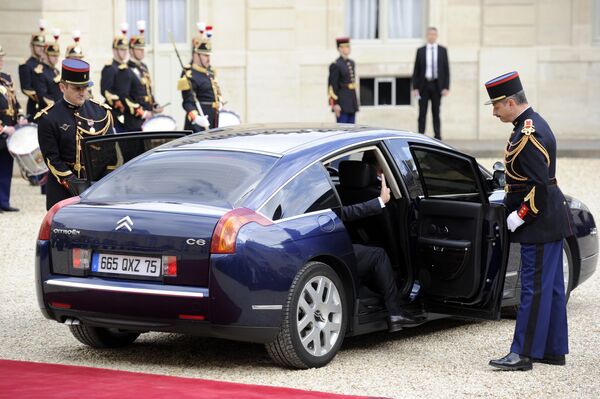 Франциянын мурунку башчысы Николя Саркози президенттик ордонун жанындагы унаада - Sputnik Кыргызстан