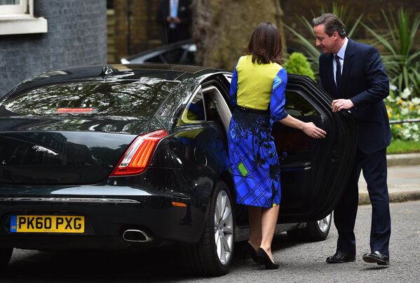 Британский премьер-министр Дэвид Кэмерон открывает дверцу для своей жены Саманты - Sputnik Кыргызстан