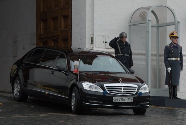 Автомобиль президента России Владимира Путина на Красной площади - Sputnik Кыргызстан