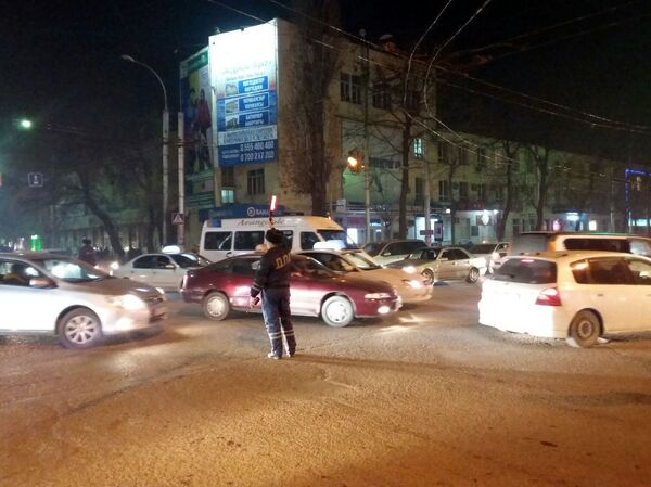 Сотрудник ДПС регулирует движение на одном из улиц Бишкека во время затора в день акции Две ночи скидок. Архивное фото - Sputnik Кыргызстан