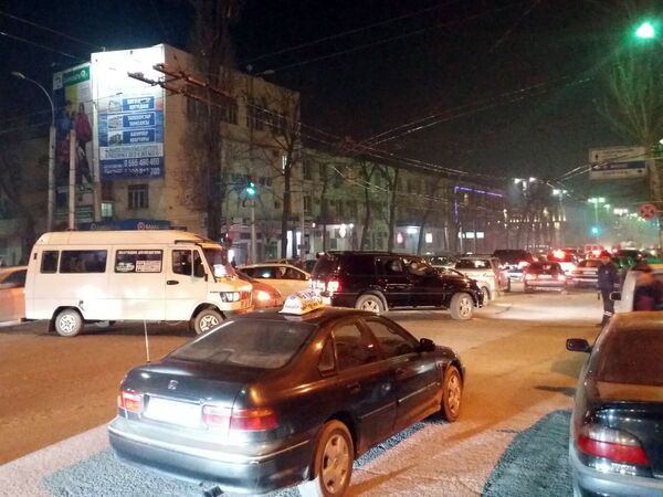 Затор на одном из центральных улиц Бишкека - Sputnik Кыргызстан