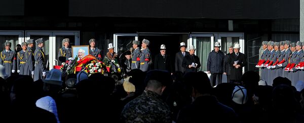 Солдаты национальной гвардии держат портрет Сооронбая Жусуева на похоронах - Sputnik Кыргызстан