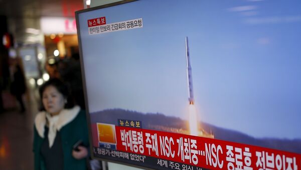 Түндүк Кореяда ракетанын учурушунун сынагын сыналгыдан көрсөтүү. Архив - Sputnik Кыргызстан