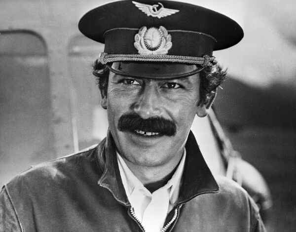 Вахтанг Кикабидзе в роли Мимино - Sputnik Кыргызстан