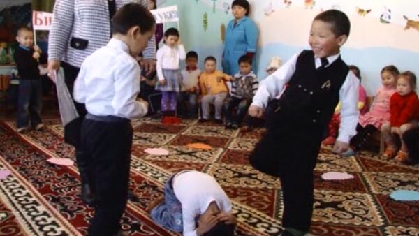 Театрализованное представление о семейном насилии показали дети - Sputnik Кыргызстан