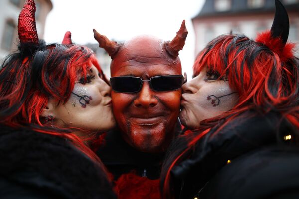 4-февралда Германияда Weiberfastnacht карнавалы өттү. Иш чаранын катышуучулары жүрөк үшүн алчу каармандардын маскаларын тагып, алардын кейпин кийишет - Sputnik Кыргызстан