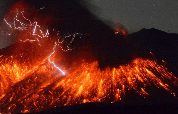 Извержение вулкана Сакурадзима в Японии - Sputnik Кыргызстан
