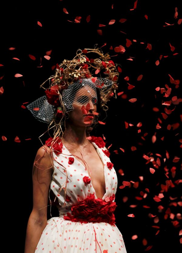 Испаниядагы Flamenco Fashion Show мода көргөзмөсү. Анда 1200дөн ашык эксклюзивдүү кийимдер көрөрмандардын назарына сунушталды - Sputnik Кыргызстан