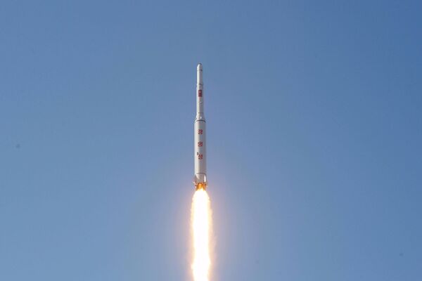 Запуск баллистической ракеты с космодрома Сохэ в КНДР - Sputnik Кыргызстан