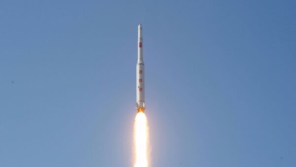 Запущенная КНДР баллистическая ракета с космодрома Сохэ. Архивное фото - Sputnik Кыргызстан