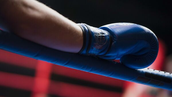Боксер на ринге во время перерыва между раундами. Архивное фото - Sputnik Кыргызстан