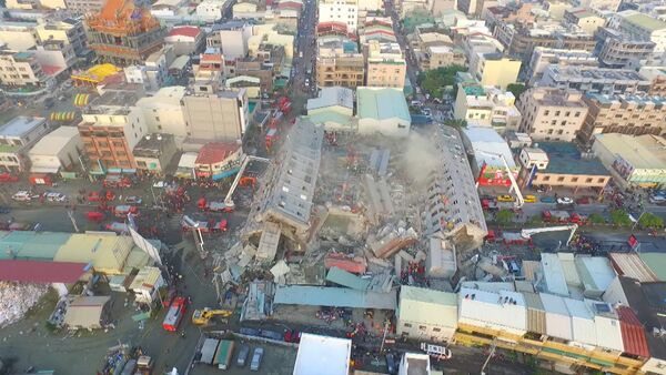 Жилой 17-этажный дом рухнул во время землетрясения на Тайване. Съемка с дрона - Sputnik Кыргызстан