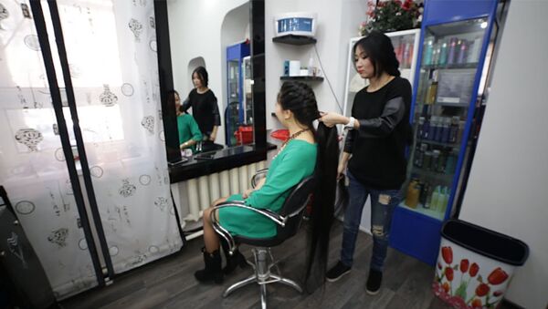Кыргызская Рапунцель — длина волос девушки почти равна ее росту - Sputnik Кыргызстан