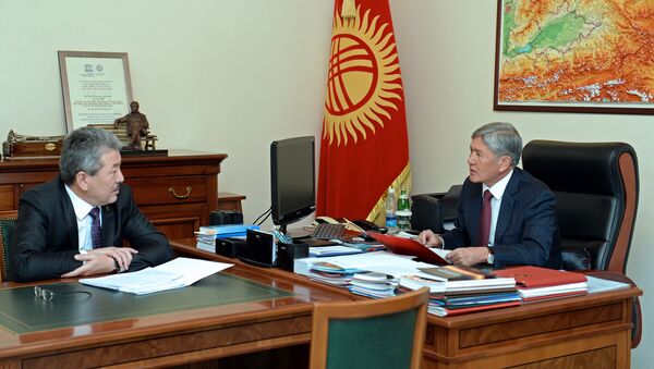 Президент Алмазбек Атамбаев во время встречи с министром финансов Адылбеком Касымалиевым. Архивное фото - Sputnik Кыргызстан