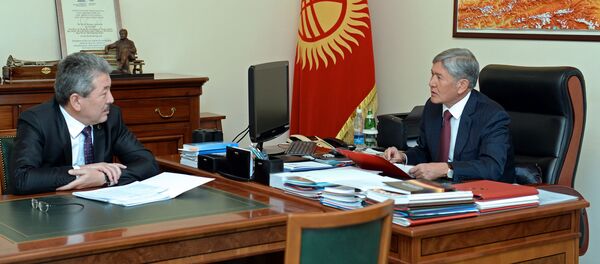 Президент Алмазбек Атамбаев во время встречи с министром финансов Адылбеком Касымалиевым. Архивное фото - Sputnik Кыргызстан