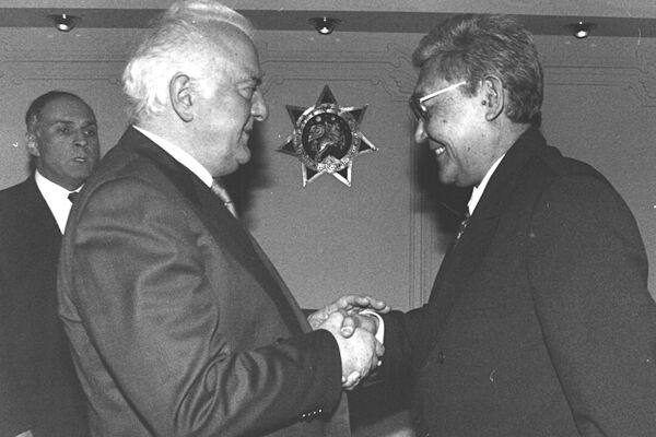 Эдуард Амвросиевич Шеварднадзе и Акматбек Нанаев - Sputnik Кыргызстан