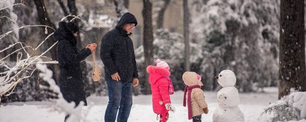Родители с детьми в Бишкеке. Архивное фото - Sputnik Кыргызстан