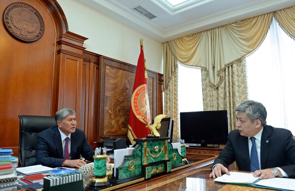 Президент Алмазбек Атамбаев во время рабочей встречи с министром иностранных дел Эрланом Абдылдаевым - Sputnik Кыргызстан