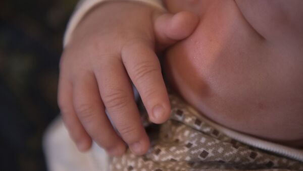 Руки маленького ребенка. Архивное фото - Sputnik Кыргызстан
