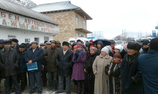 Аксы районуна караштуу Кара-Жыгач айылындагы митингдин катышуучулары - Sputnik Кыргызстан